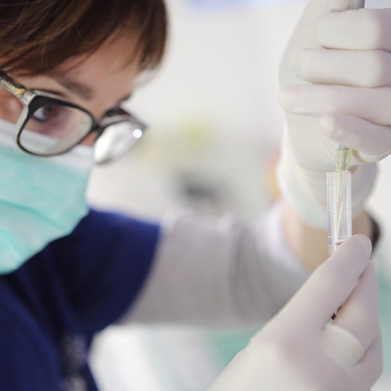 Una veterinaria del Centro Veterinario Montecchio mentre analizza il contenuto di una fiala