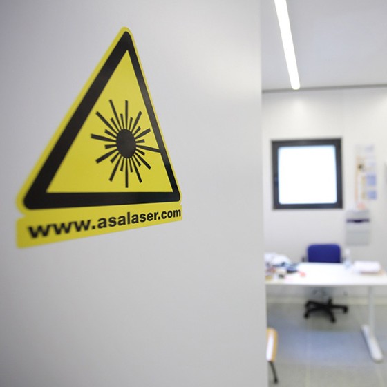 Il simbolo di allerta giallo e nero in primo piano. Sullo sfondo l'ambulatorio dove vengono svolte le visite specialistiche di diagnostica per immagini al centro veterinario montecchio