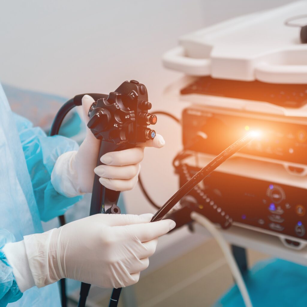 Endoscopy at the hospital. Doctor holding endoscope before gastroscopy Un medico veterinario prepara la macchina per effettuare un'endoscopia